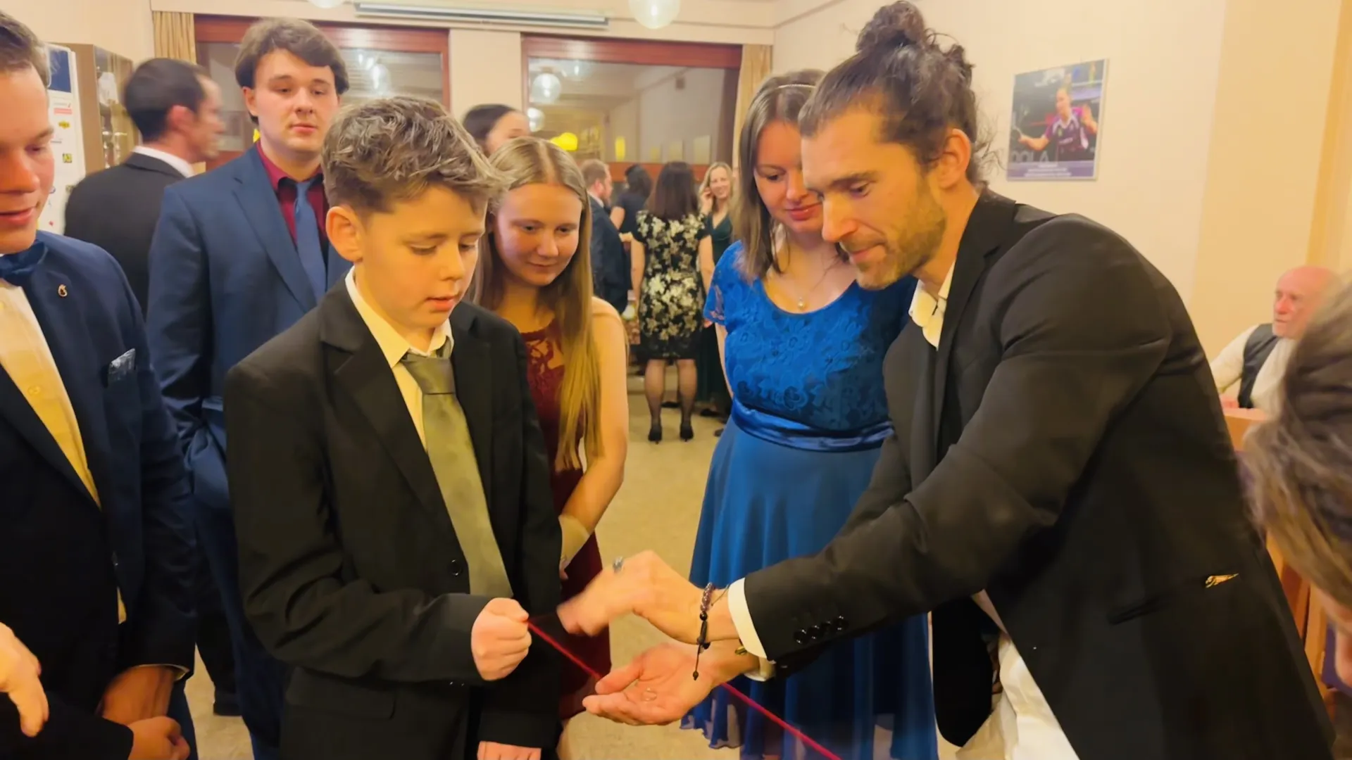 kouzelník na ples ZŠ Dobré - vystoupení a mikromagie mezi hosty